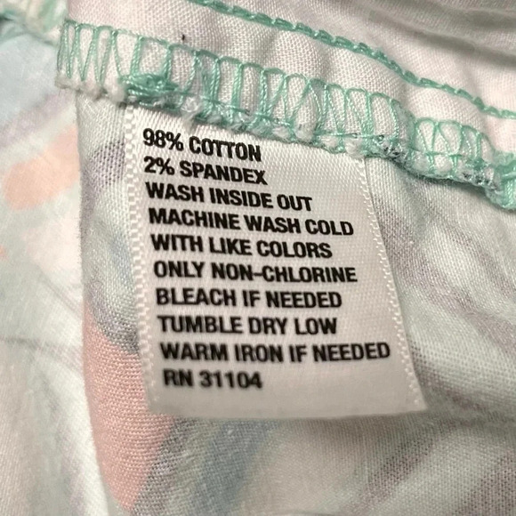 🌻Crown & Ivy Women’s Geometric Print Shorts - Size 4P - VGUC - Picture 2 of 9